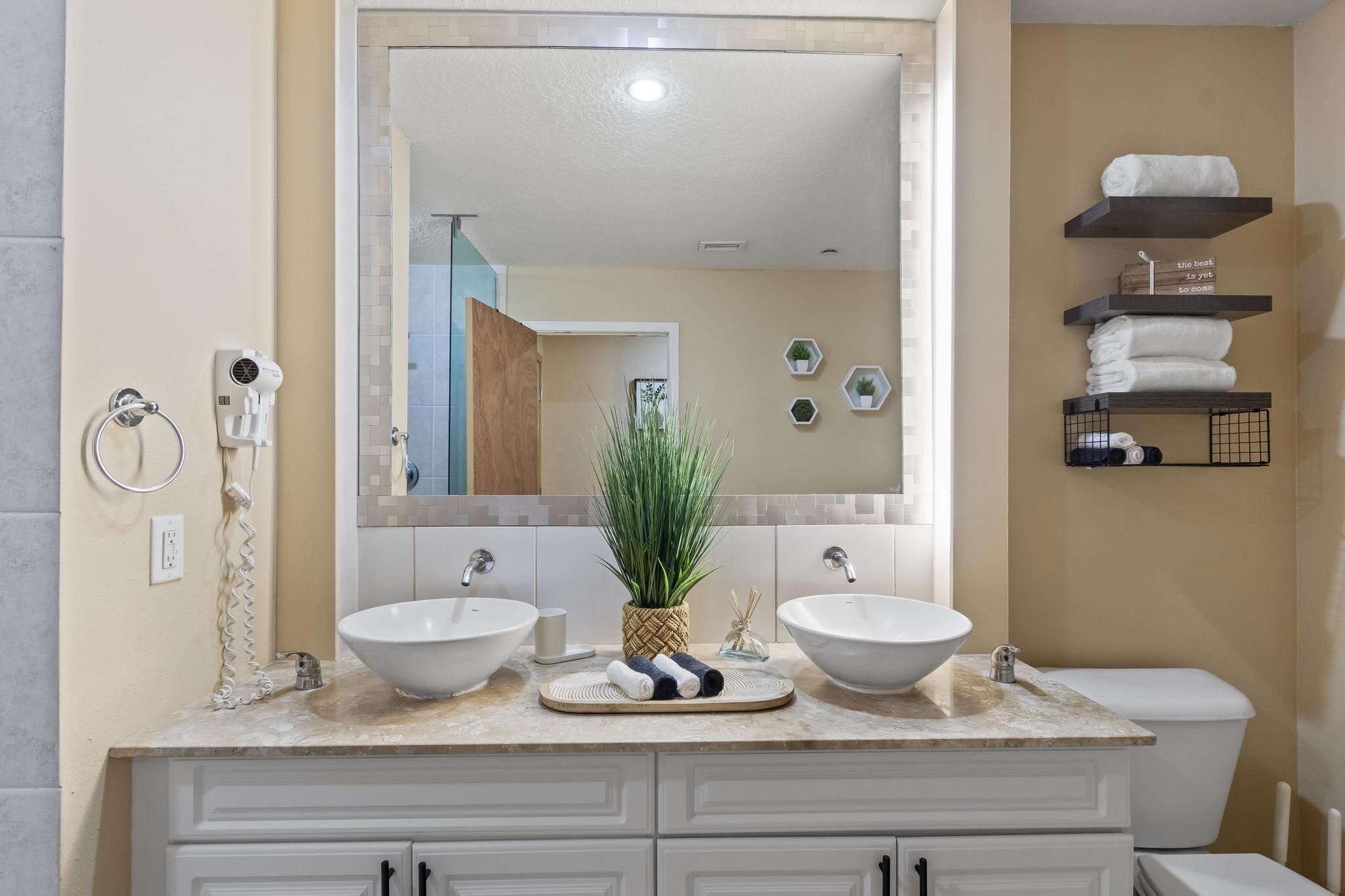 Suihku, hiustenkuivaaja, pyyhkeet, saippua