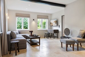 Unclassified image, 3 of 54, button