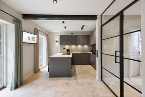 Kühlschrank, Mikrowelle, Ofen, Herdplatte