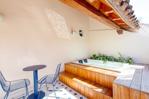 Bañera de hidromasaje al aire libre