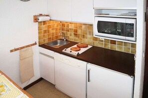 Kylskåp, mikrovågsugn, diskmaskin och grytor/köksredskap