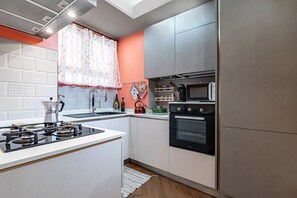 Micro-ondes, four, plaque de cuisson, grille-pain