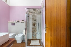 Douche, séchoir à cheveux, bidet, serviettes fournies