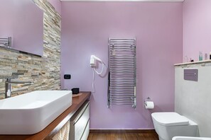 Dusche, Haartrockner, Bidet, Handtücher