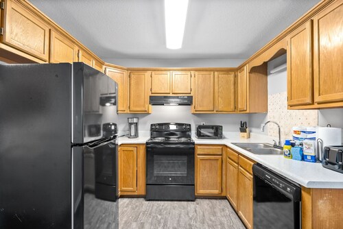 5 minute to gate 4, pets welcome, fenced back yard -weekly, monthly discount