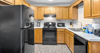 5 minute to gate 4, pets welcome, fenced back yard -weekly, monthly discount