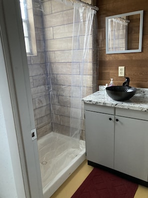 Dusche, Handtücher, Seife, Toilettenpapier