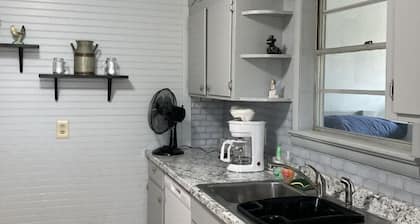 Relaxing farmhouse! Enjoy farm animals, fishing and a picnic by the pond!