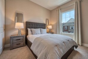 5 bedrooms, iron/ironing board, WiFi, bed sheets