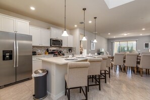 Fridge, microwave, oven, stovetop - Bright Elegant Home @ Solterra! (Davenport)