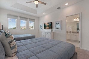 5 bedrooms, iron/ironing board, WiFi, bed sheets - Stunning Modern Home! (Kissimmee)