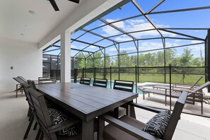 Outdoor dining - Stunning Modern Home! (Kissimmee)