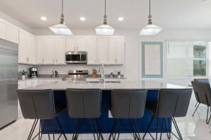 Fridge, microwave, oven, stovetop - Stunning Modern Home! (Kissimmee)