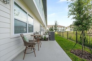 Outdoor dining - Lovely Townhome| Sleeps 8 (Davenport)