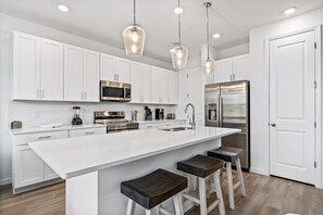 Geladeira, micro-ondas, fogão, cooktop