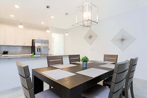 Dining - Modern stay w full resort-access near Disney (Davenport)