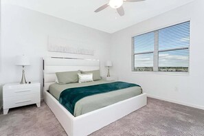 3 bedrooms, iron/ironing board, WiFi, bed sheets - Modern stay w full resort-access near Disney (Davenport)