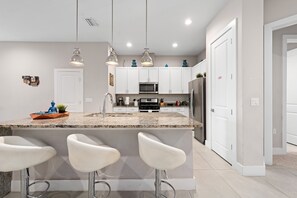 冰箱、微波炉、烤箱、炉灶