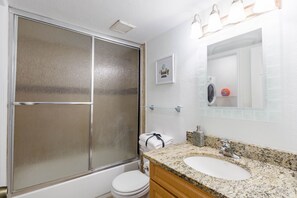 Secadora de cabello, toallas, jabón, shampoo 