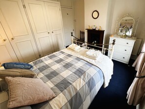 2 عدّة غرف نوم ومكواة/لوح كي وسرير سفر وواي فاي مجانًا