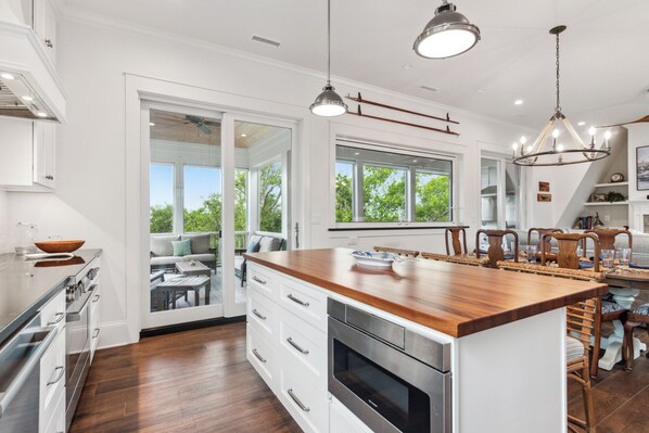 Frigorífico, microondas, horno y placa de cocina
