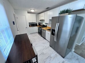 Fridge, microwave, oven, stovetop - Downtown and Near, I-95. Pets are allowed (Pooler)