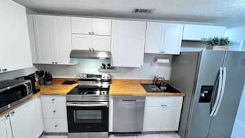 雪櫃、微波爐、焗爐、爐具