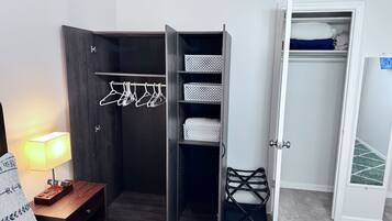 3 habitaciones, escritorio, tabla de planchar con plancha y wifi