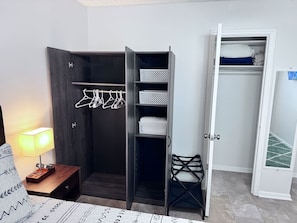 3 habitaciones, escritorio, tabla de planchar con plancha y wifi