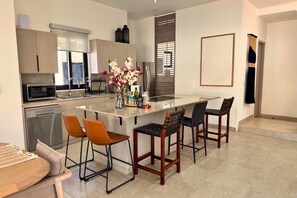 Køleskab, mikrobølgeovn, ovn, kogeplade