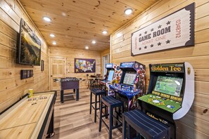 Game room - Outdoor Fire Pit, Hot Tub, Private Cabin, Arcade Room, Indoor Pool, New Build! (Sevierville)