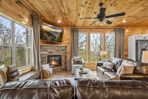 Outdoor Fire Pit, Hot Tub, Private Cabin, Arcade Room, Indoor Pool, New Build!