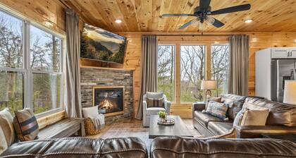 Outdoor Fire Pit, Hot Tub, Private Cabin, Arcade Room, Indoor Pool, New Build!