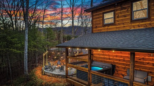 Outdoor Fire Pit, Hot Tub, Private Cabin, Arcade Room, Indoor Pool, New Build!