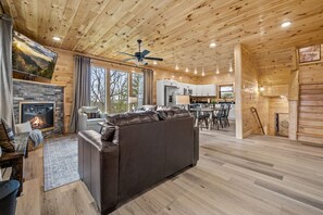 Smart TV, fireplace, video games, table football - Outdoor Fire Pit, Hot Tub, Private Cabin, Arcade Room, Indoor Pool, New Build! (Sevierville)