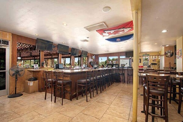 Bar d'esports amb vistes al camp de golf que obre cada dia 