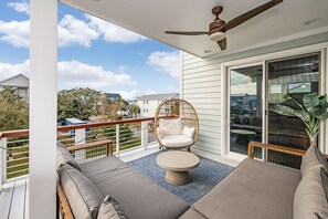 Terrace/patio - 3 minute walk to beach; Golf cart included! (Carolina Beach)