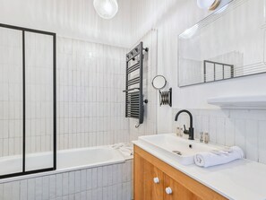 Kostenlose Toilettenartikel, Haartrockner, Handtücher