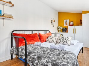 3 habitaciones, tabla de planchar con plancha, wifi y ropa de cama 