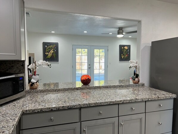 Interior - Beautiful 3 BR conveniently located near highway 41 & 99, restaurants, grocery  (Fresno)