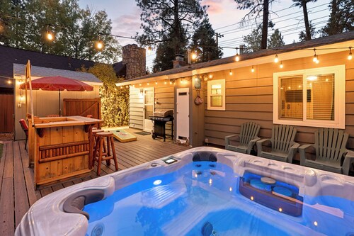 Tranquil Retreat with Fenced Backyard, Hot tub & Bar