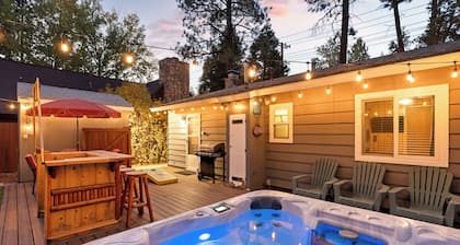 Tranquil Retreat with Fenced Backyard, Hot tub & Bar