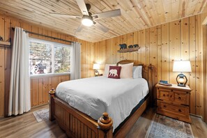 2 bedrooms, iron/ironing board, travel cot, free WiFi - Tranquil Retreat with Fenced Backyard, Hot tub & Bar (Big Bear)