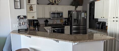 Een koelkast, een magnetron, een oven, een kookplaat