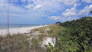 På stranden, liggestole, badehåndklæder