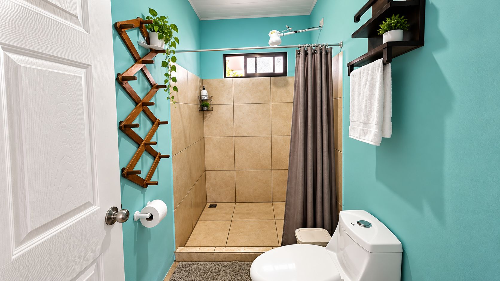 Une salle de bain avec une douche, des toilettes et un porte-serviettes.