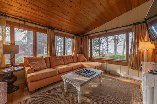The Knotty Pine - Views of Lake Michigan - Beautiful Home, Beach access stairs coming 2026