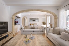 Smart TV, fireplace