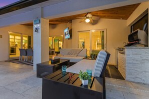 Outdoor dining - Private Beaches, Heated Pools w/Spa, Fun in the Sun - Dolphins and Manatees Paradise - Roelens (Cape Coral)