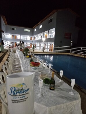 2 outdoor pools